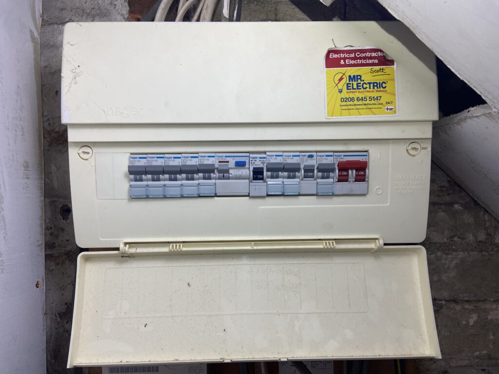 Old outdated fuse board before upgrade, Kingston